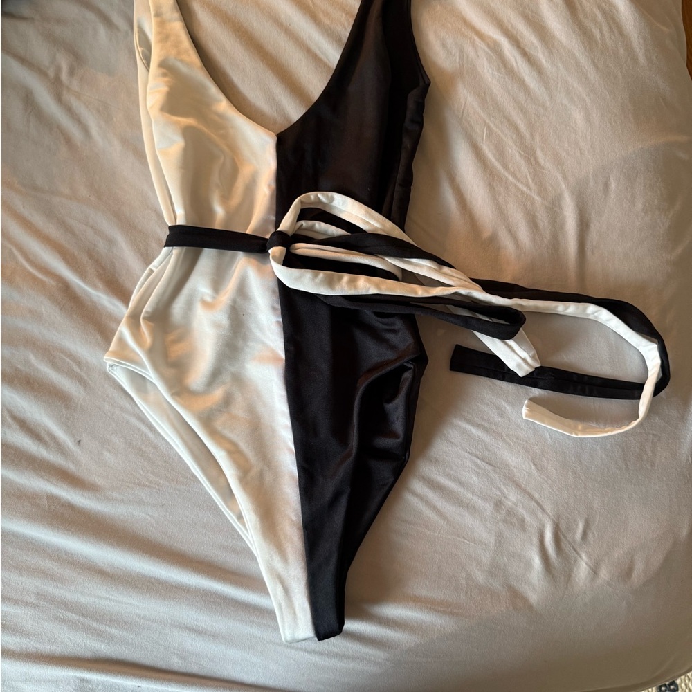 PrettyLittleThing Black and White Colorblock Swim Top